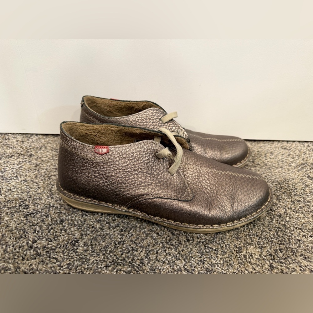On foot women’s metallic sneakers size 40 EUC